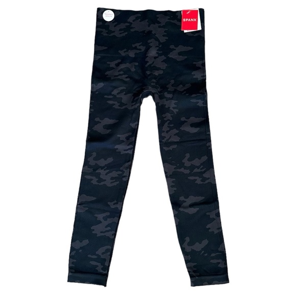 SPANX Pants - NWT SPANX Women’s Cropped Lamn Active Seamless Leggings Black Camo Size M